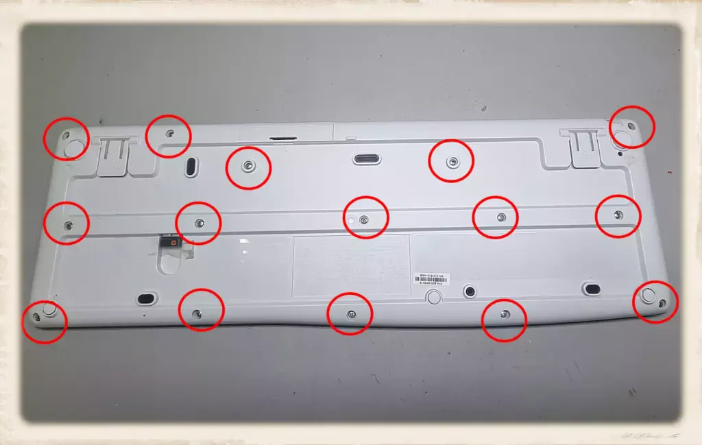 K270 로지텍 키보드 윤활 작업_04나사15개분리