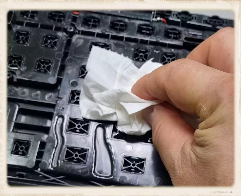 K270 로지텍 키보드 윤활 작업_09잘닦기
