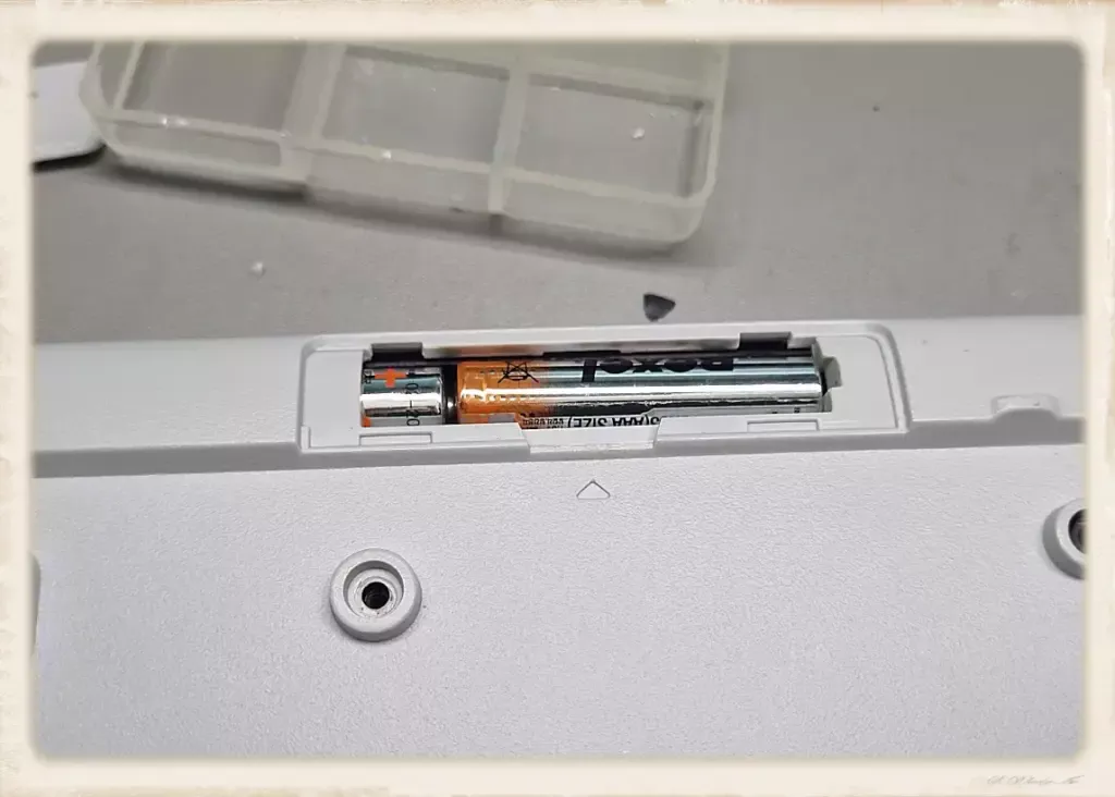 K270 로지텍 키보드 윤활 작업_12커버임시고정 후 건전지끼우기